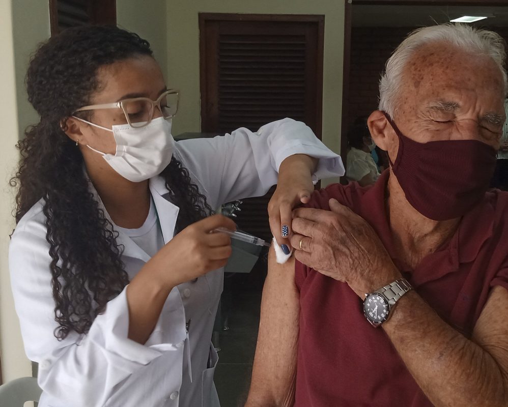 No Rio de Janeiro, idosos com mais de 70 anos recebem a dose de reforço da vacina contra a covid-19. O Brasil está prestes a alcançar 600 mil mortes pela doença. Foto Fabio Teixeira/Anadolu Agency/AFP. Setembro/2021