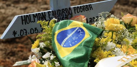 Bandeira do Brasil sobre um túmulo no cemitério Nossa Senhora Aparecida, em Manaus, no Amazonas. Neste dia 24 de março o país alcançou a marca de 300 mil mortos. Foto Marcio James/AFP. Janeiro/2021