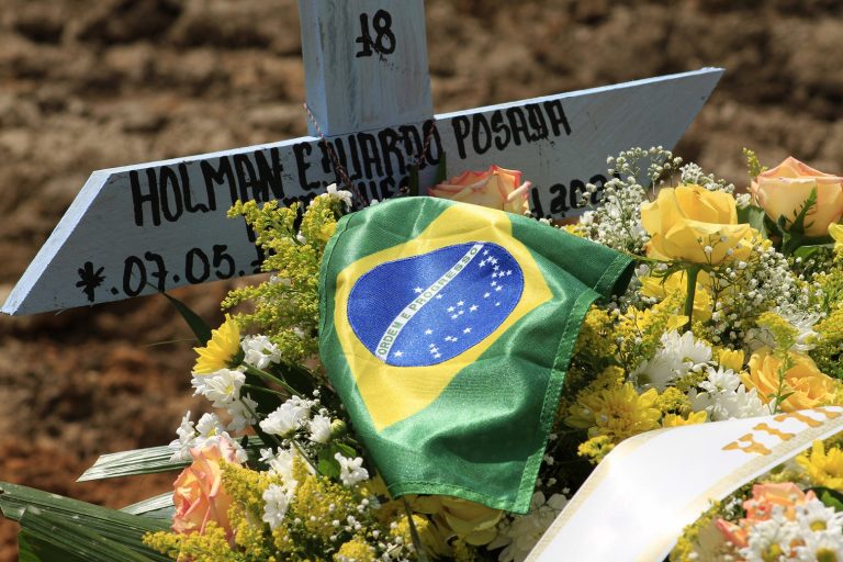 Bandeira do Brasil sobre um túmulo no cemitério Nossa Senhora Aparecida, em Manaus, no Amazonas. Neste dia 24 de março o país alcançou a marca de 300 mil mortos. Foto Marcio James/AFP. Janeiro/2021