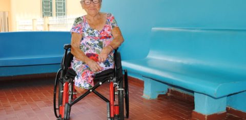 Dona Santina foi internada à força, separada de duas filhas e passou a maior parte da vida em colônias para hansenianos: truculência do estado em quatro décadas de combate à doença (Foto: Letícia Lopes)