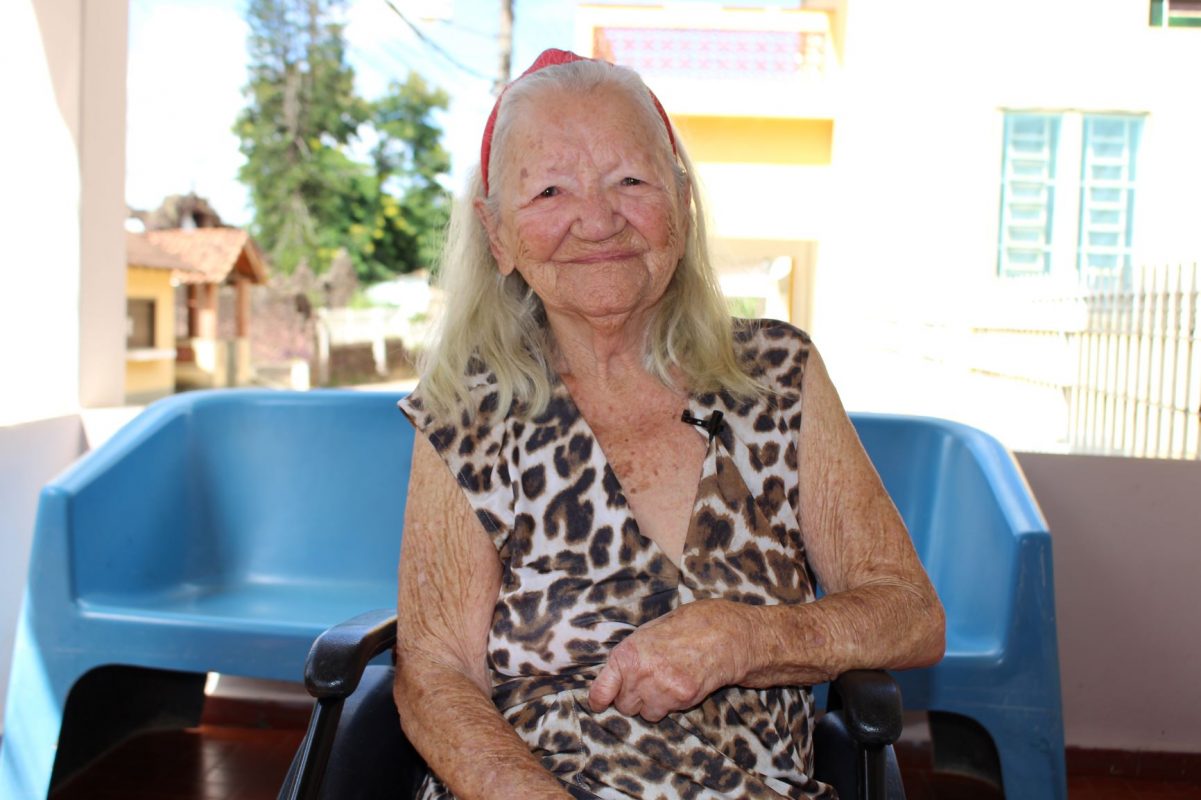 Dona Santina, 86 anos, no agora hospital Tavares de Macedo: arrancada à força de casa pela polícia sanitária quando tinha 16 anos (Foto: Yuri Fernandes)