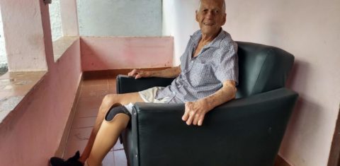 Sebastião Dutra em sua casa dentro da antiga colônia em ItaboraÍ: lembranças de bailes, blocos de carnaval e torneios de futebol (Foto: Letícia Lopes)