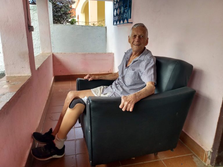 Sebastião Dutra em sua casa dentro da antiga colônia em ItaboraÍ: lembranças de bailes, blocos de carnaval e torneios de futebol (Foto: Letícia Lopes)