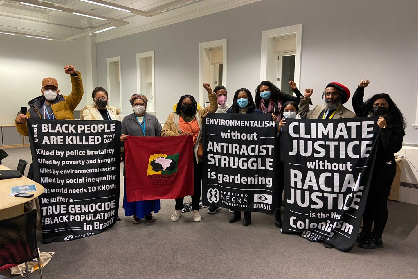 Representantes do movimento negro brasileiro protestam na COP26 contra o racismo ambiental. (Foto: Arquivo pessoal)