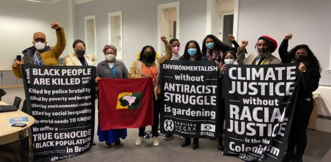 Representantes do movimento negro brasileiro protestam na COP26 contra o racismo ambiental. (Foto: Arquivo pessoal)