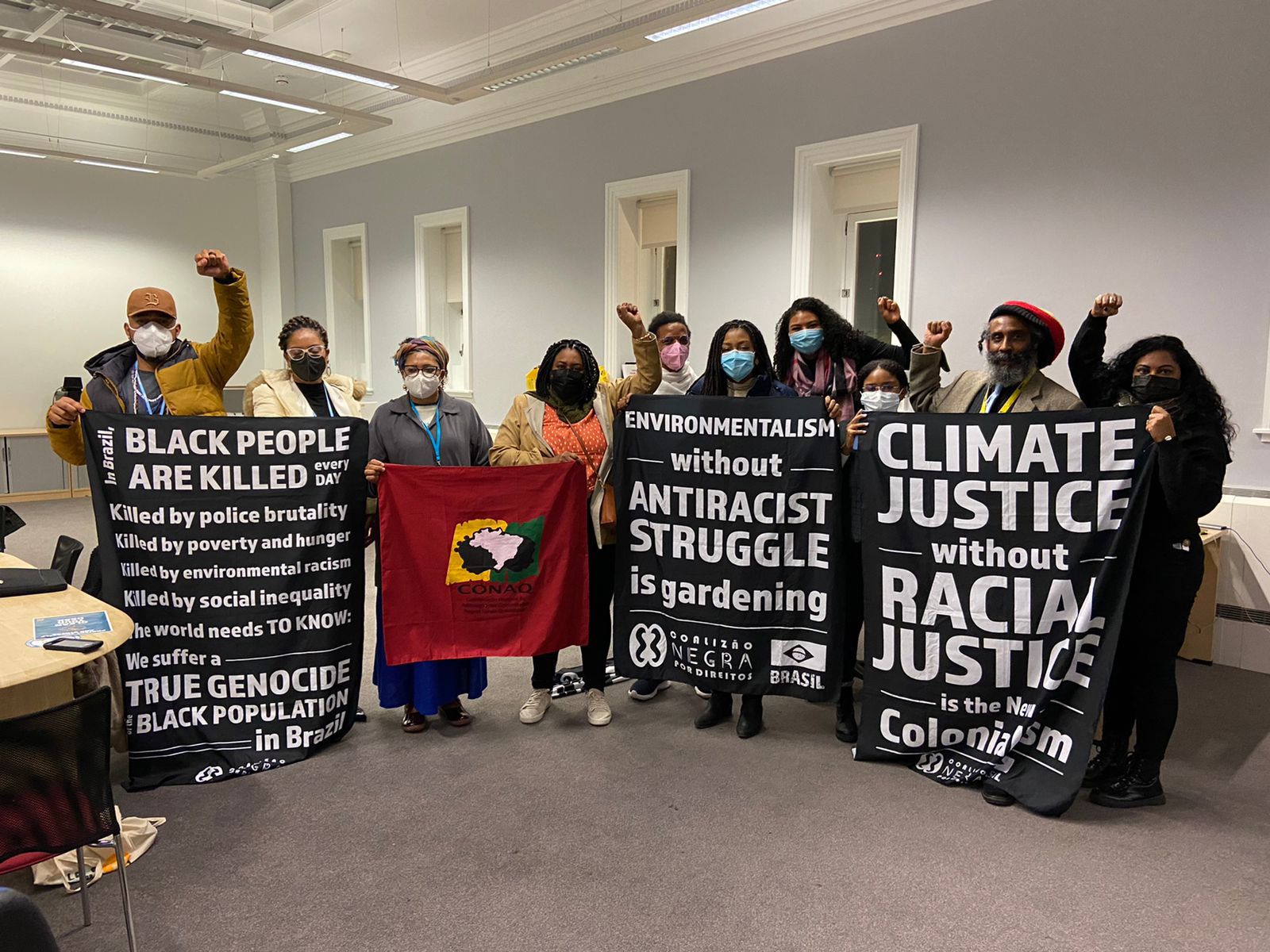 Representantes do movimento negro brasileiro protestam na COP26 contra o racismo ambiental. (Foto: Arquivo pessoal)