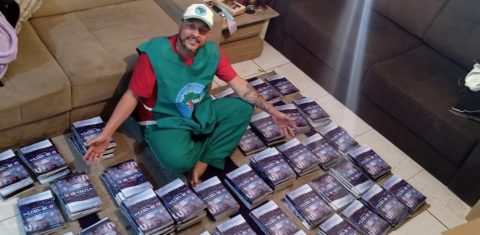 ‘Catador doutor’, como é chamado por alguns, Alex voltou a estudar quase 20 anos após deixar a escola: “com o tempo percebi que não fui eu que abandonei, foi a sociedade que me abandonou”. Foto: Luciano Vargas Menezes
