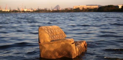 Sofá abandonado na Baía de Guanabara. O Brasil não consegue reciclar nem 3% do lixo produzido. Foto Custódio Coimbra