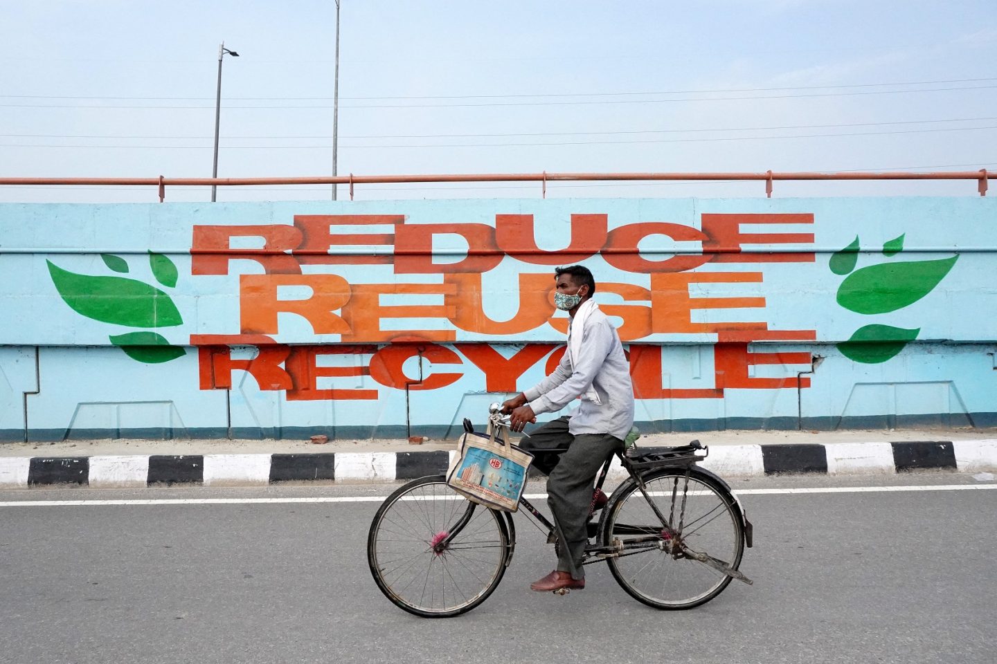 Reduzir o consumo, reutilizar os produtos sempre que possível e reciclar são práticas fundamentais para garantir um mundo um pouco mais sustentável. Foto Mayank Makhija/NurPhoto via AFP