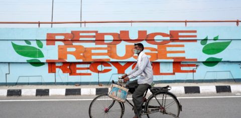 Reduzir o consumo, reutilizar os produtos sempre que possível e reciclar são práticas fundamentais para garantir um mundo um pouco mais sustentável. Foto Mayank Makhija/NurPhoto via AFP