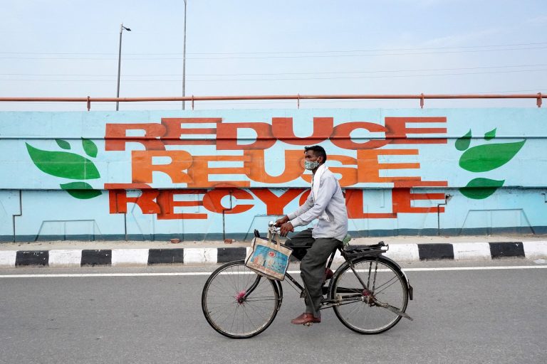 Reduzir o consumo, reutilizar os produtos sempre que possível e reciclar são práticas fundamentais para garantir um mundo um pouco mais sustentável. Foto Mayank Makhija/NurPhoto via AFP