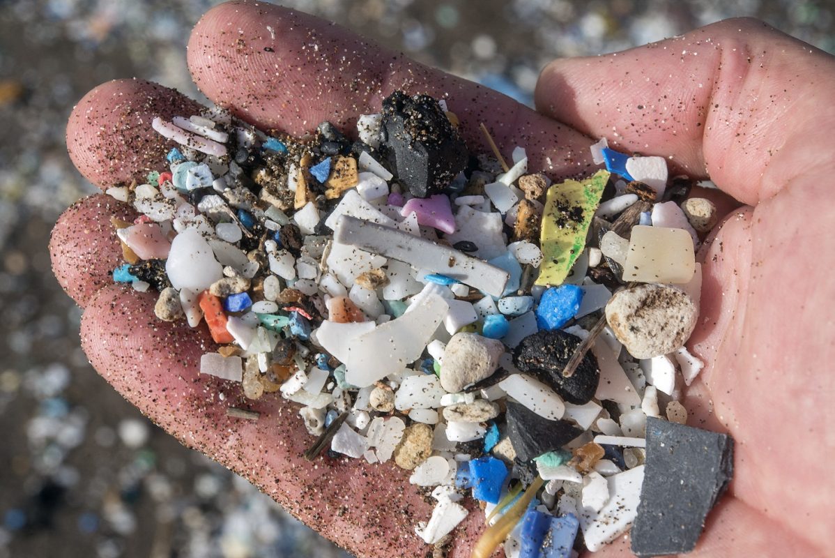 Toneladas de plástico e microplástico chegam às praias todos os dias carregadas pelos ventos e pelas marés. Ilhas Canárias. Foto Sergio Hanquet / Biosphoto via AFP
