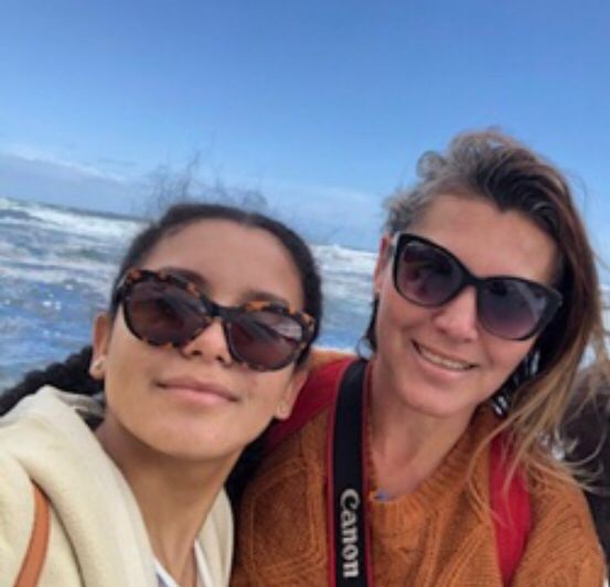 Maria Eduarda, com a mãe Marisete. Ela vive na Cidade do Cabo, na África do Sul, e testou positivo para a covid-19 após a nova onda da variante Ômicron atingir o país. Foto WhatsApp