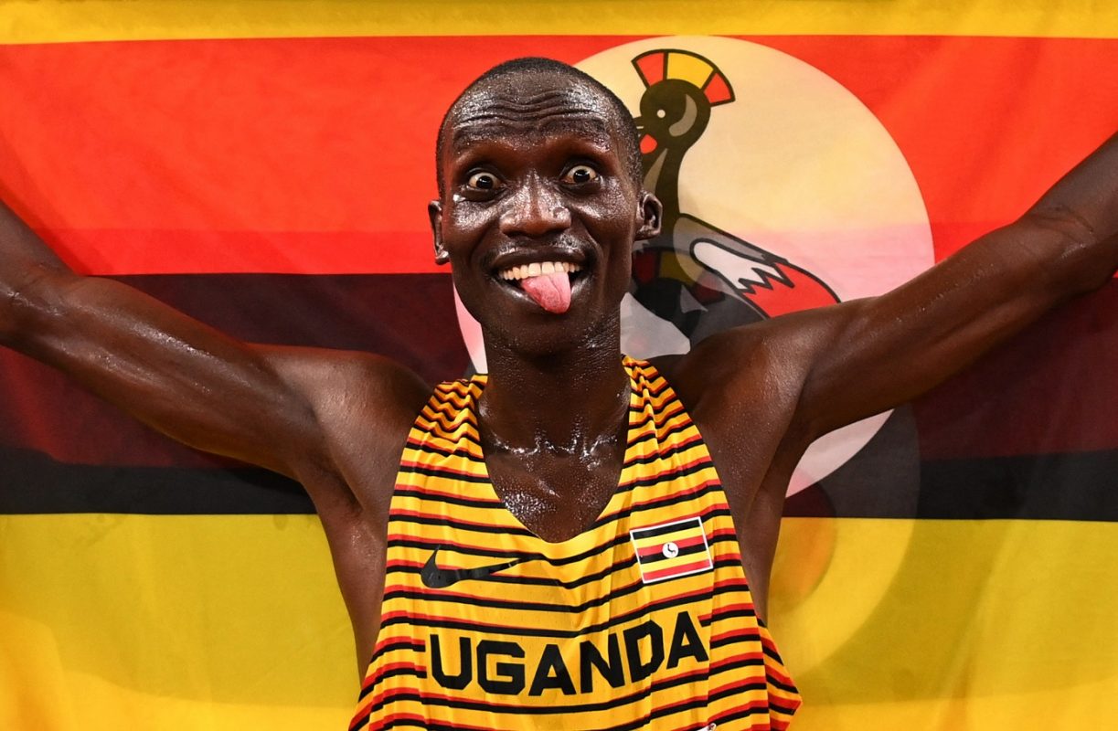 Medalha de ouro: Joshua Cheptegei, de Uganda, comemora com a bandeira nacional após vencer a final masculina dos 5000m durante os Jogos Olímpicos de Tóquio 2020. Foto Dylan Martinez/AFP. Agosto/2021