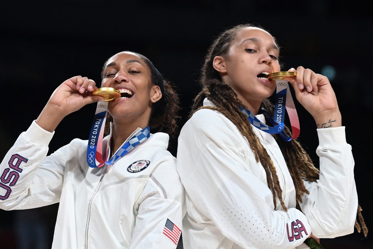 Brittney Griner e A'ja Wilson posam para a foto com suas medalhas de ouro no Basquete Feminino. Os EUA, mais uma vez, ficaram em primeiro no quadro de medalhas. Foto Aris Messinis/AFP. Agosto/2021
