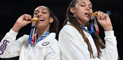 Brittney Griner e A'ja Wilson posam para a foto com suas medalhas de ouro no Basquete Feminino. Os EUA, mais uma vez, ficaram em primeiro no quadro de medalhas. Foto Aris Messinis/AFP. Agosto/2021