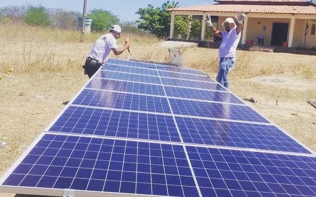 Painéis solares em instalação na região do semiárido brasileiro.. (Foto: Palloma Pires/ Divulgação)