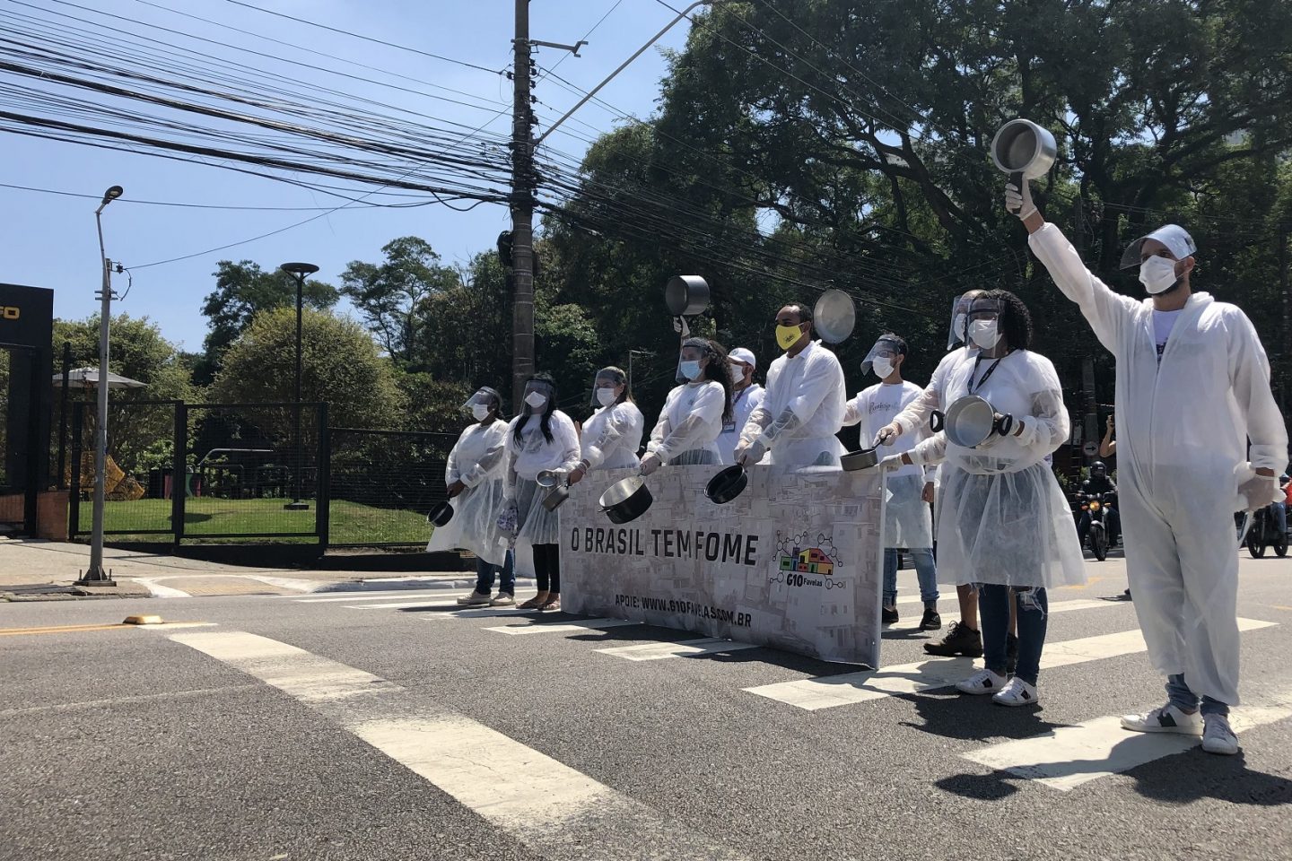 Moradores da favela de Paraisópolis se reúnem na Avenida Giovanni Gronchi, na zona sul de São Paulo, segurando panelas e faixas em protesto contra falta de comida. Foto Victória Bechara