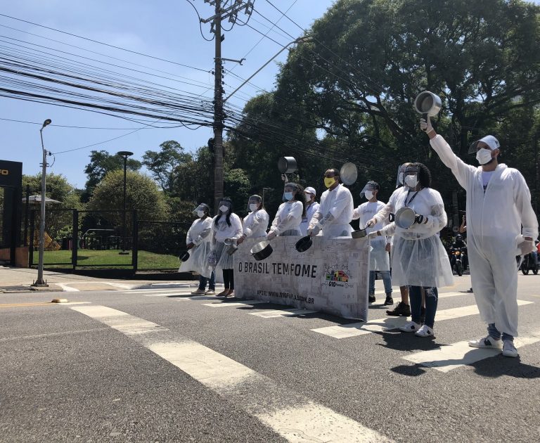 Moradores da favela de Paraisópolis se reúnem na Avenida Giovanni Gronchi, na zona sul de São Paulo, segurando panelas e faixas em protesto contra falta de comida. Foto Victória Bechara