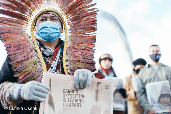 Povos indígenas protestam na COP26 contra compensação de carbono. (Foto: Bianca Csenki)