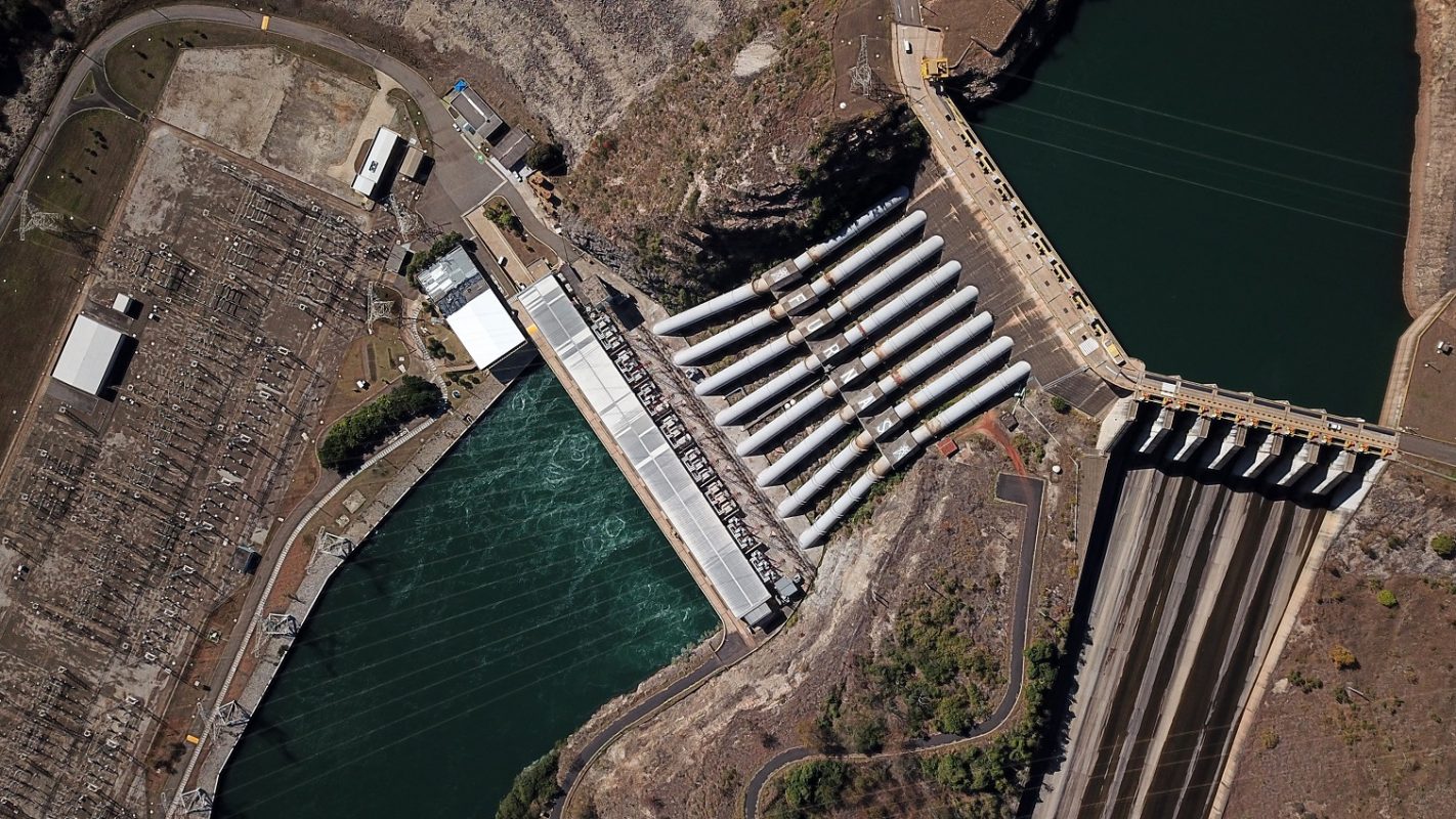 Vista área da barragem de Furnas, em Minas Gerais. O Brasil é um dos países mais atrasados do mundo em termos de eficiência energética. Foto Douglas Magno/AFP. Julho/2021