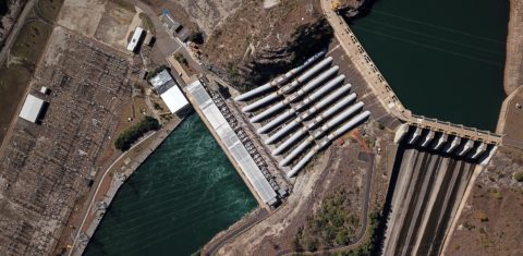Vista área da barragem de Furnas, em Minas Gerais. O Brasil é um dos países mais atrasados do mundo em termos de eficiência energética. Foto Douglas Magno/AFP. Julho/2021