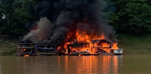 Balsa de garimpo destruída em operação policial no Rio Madeira: crimes ambientais e narcotráfico juntos na Amazônia (Foto: Polícia Federal - 28/11/2021)