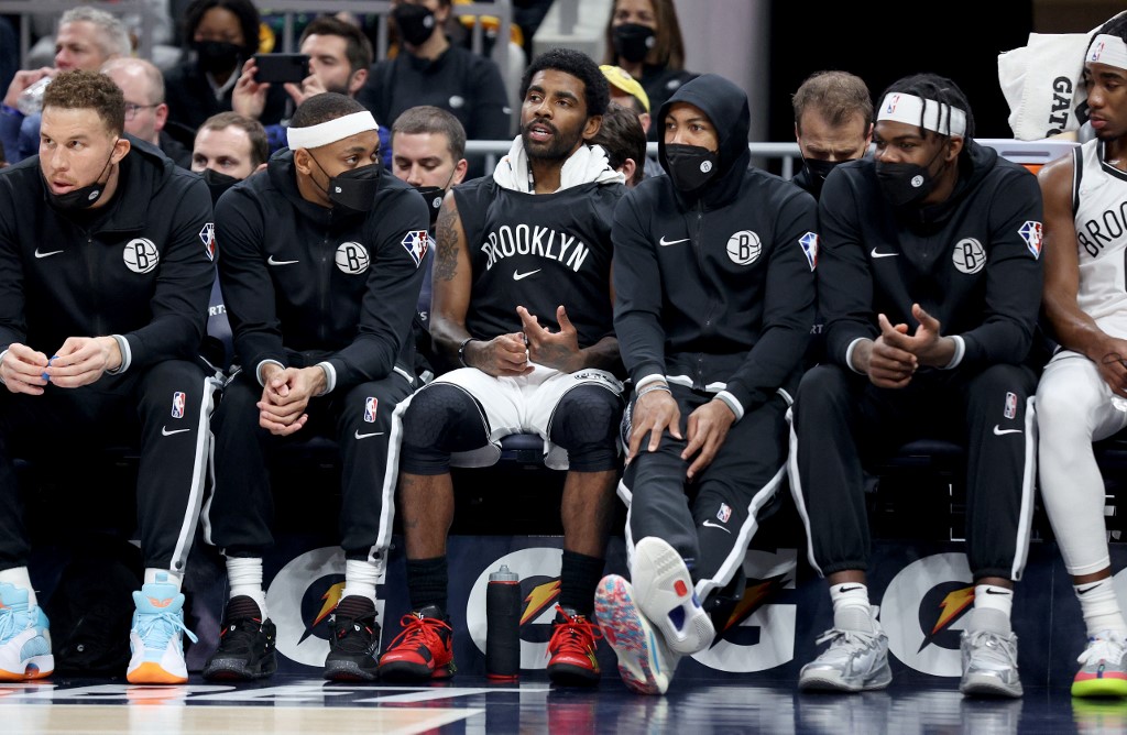 Kyrie Irving, sem máscara, no banco do Brooklyn Nets em sua volta às quadras: armador do time novaiorquino, militante anti-vacina, não pode jogar em Nova York por falta de vacinação (Foto: Andy Lyons / Getty Images / AFP)