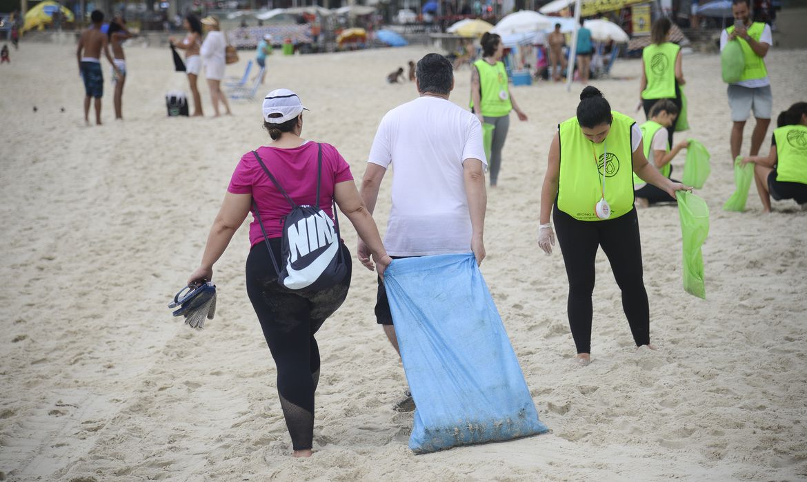 Ambientalistas e voluntários participam de limpeza de praia no Rio: ações em comunidade e educação ambiental como resoluções para ajudar o planeta em 2022 (Foto: Tomaz Silva / Agência Brasil - 21/09/2019)