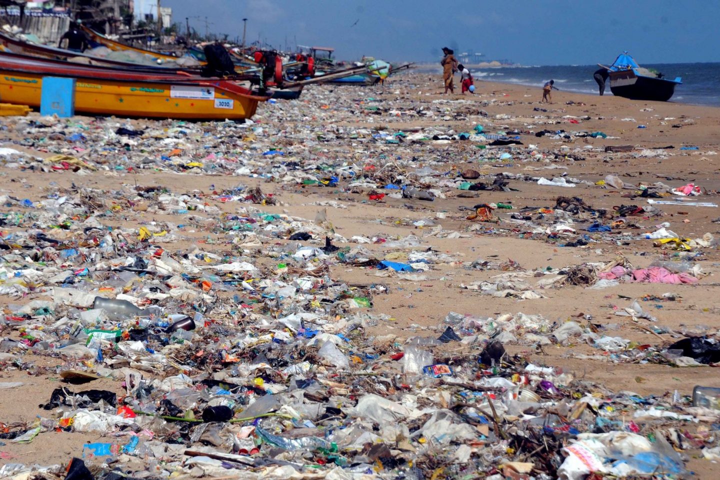 Lixo plástico cobre a areia da praia de Chennai, na Índia: pesquisa descobre micróbios que estão evoluindo para comer e degradar plásticos (Foto: Ramesh Shankar R / The Times of India / AFP - 23/11/2021)