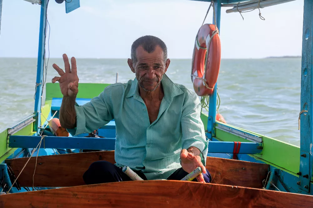 Jailton de Souza leva seu barco pelo São Francisco: pescador já sente os impactos da exploração do rio (Foto: Aílton Cruz/Agência Pública)
