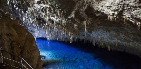 Gruta Lagoa Azul no município de Bonito: cientistas veem cavernas brasileiras ameaçadas por decreto presidencial (Foto: Flávio André / Ministério do Turismo / Agência Brasil)