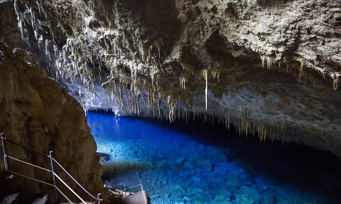 Gruta Lagoa Azul no município de Bonito: cientistas veem cavernas brasileiras ameaçadas por decreto presidencial (Foto: Flávio André / Ministério do Turismo / Agência Brasil)
