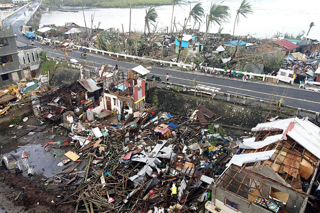 Rastro de destruição deixado pelo super tufão Rai no norte das Filipinas: calor nos oceanos alimentam eventos extremos (Foto: Erwin Mascarinas / AFP - 17/12/2021)