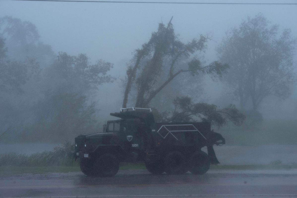 Tempestade, com precipitação recorde, provocada pelo furacão Ida, na Louisiana: oceanos mais quentes aumentam umidade na atmosfera e provocam chuvas cada vez mais intensas (Foto: Mark Felix / AFP - 29/08/2021)