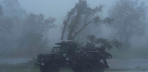 Tempestade, com precipitação recorde, provocada pelo furacão Ida, na Louisiana: oceanos mais quentes aumentam umidade na atmosfera e provocam chuvas cada vez mais intensas (Foto: Mark Felix / AFP - 29/08/2021)