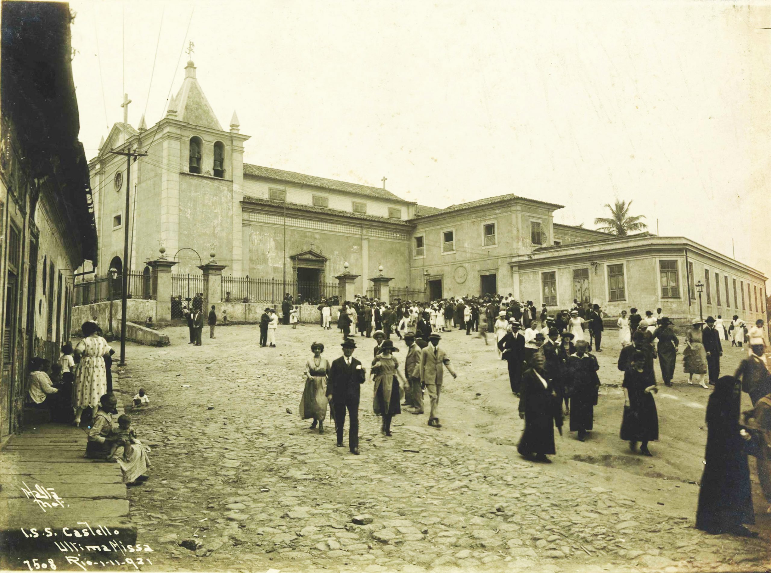 Igreja de São Sebastião no Morro do Castelo em 1921: história derrubada com o desmonte do monte (Foto: Augusto Malta / Biblioteca Nacional /Novembro de 1921)