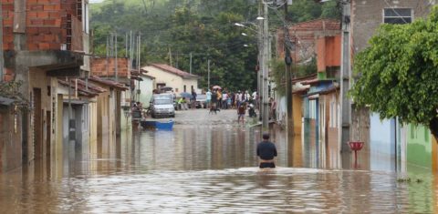 Enchente no município de Salinas, no Norte de Minas: levantamento do Cemaden aponta recorde de eventos extremos neste início do verão no Brasil (Foto: Gil Leonardi / Agência Minas - 29/12/2021)