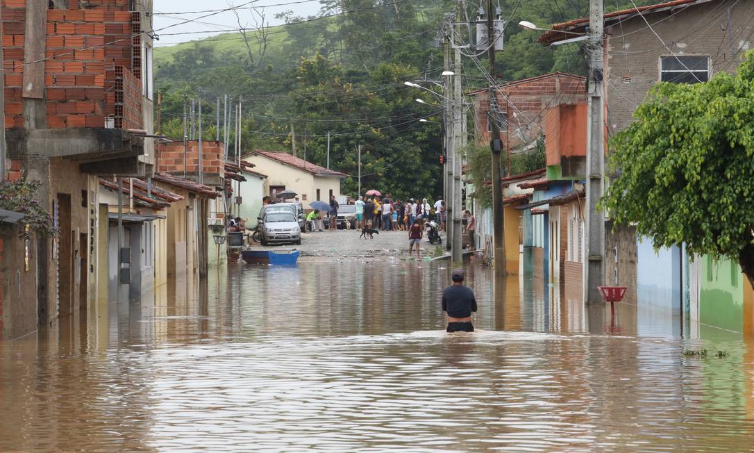 Enchente no município de Salinas, no Norte de Minas: levantamento do Cemaden aponta recorde de eventos extremos neste início do verão no Brasil (Foto: Gil Leonardi / Agência Minas - 29/12/2021)