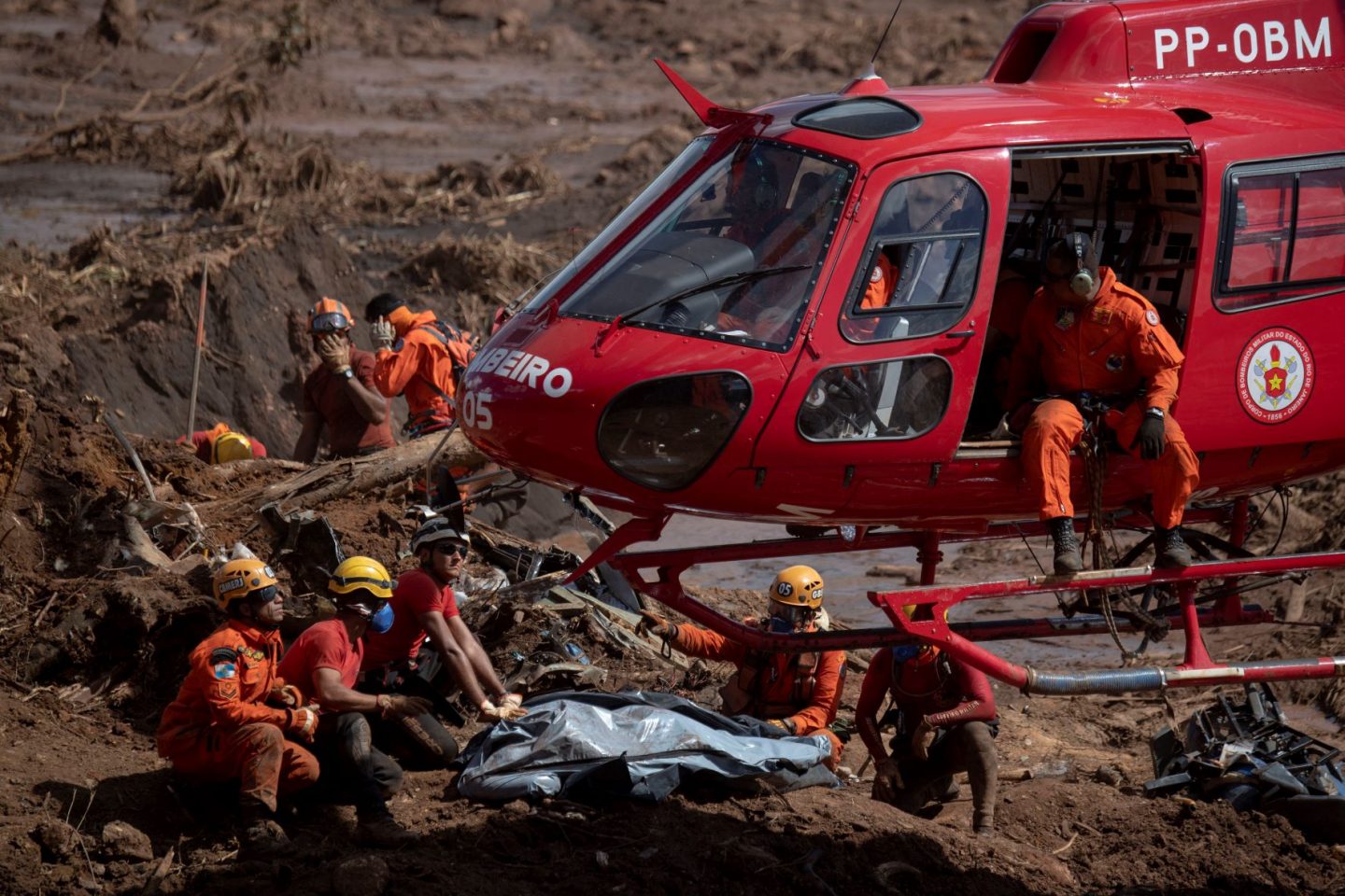 Bombeiros recuperam corpo soterrado de vítima do rompimento da barragem de Brumadinho: livro reconstitui história três anos depois da tragédia (Foto: Mauro Pimentel / AFP - 28/01/2019)