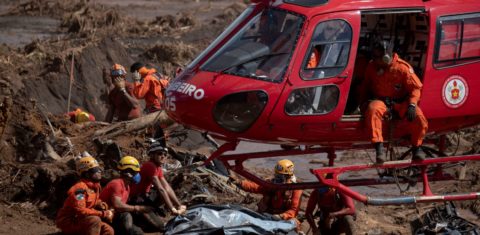 Bombeiros recuperam corpo soterrado de vítima do rompimento da barragem de Brumadinho: livro reconstitui história três anos depois da tragédia (Foto: Mauro Pimentel / AFP - 28/01/2019)