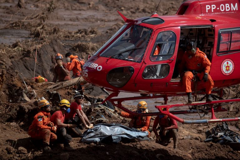 Bombeiros recuperam corpo soterrado de vítima do rompimento da barragem de Brumadinho: livro reconstitui história três anos depois da tragédia (Foto: Mauro Pimentel / AFP - 28/01/2019)