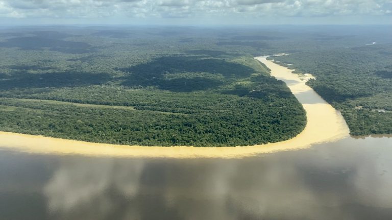 Visão aérea do Rio Tapajós em Alter do Chão: explosão do garimpo no médio curso do rio é muito provavelmente a causa da mudança da cor da água, de acordo com análise do MapBiomas (Foto: Observatório do Clima)
