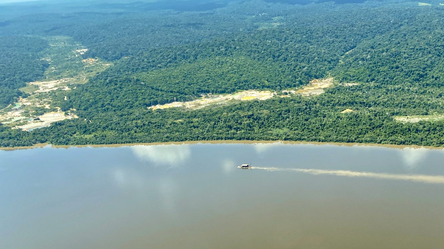 Garimpos próximos ao Rio Tapajós: lama da atividade garimpeira turva água do rio (Foto: Observatório do Clima)