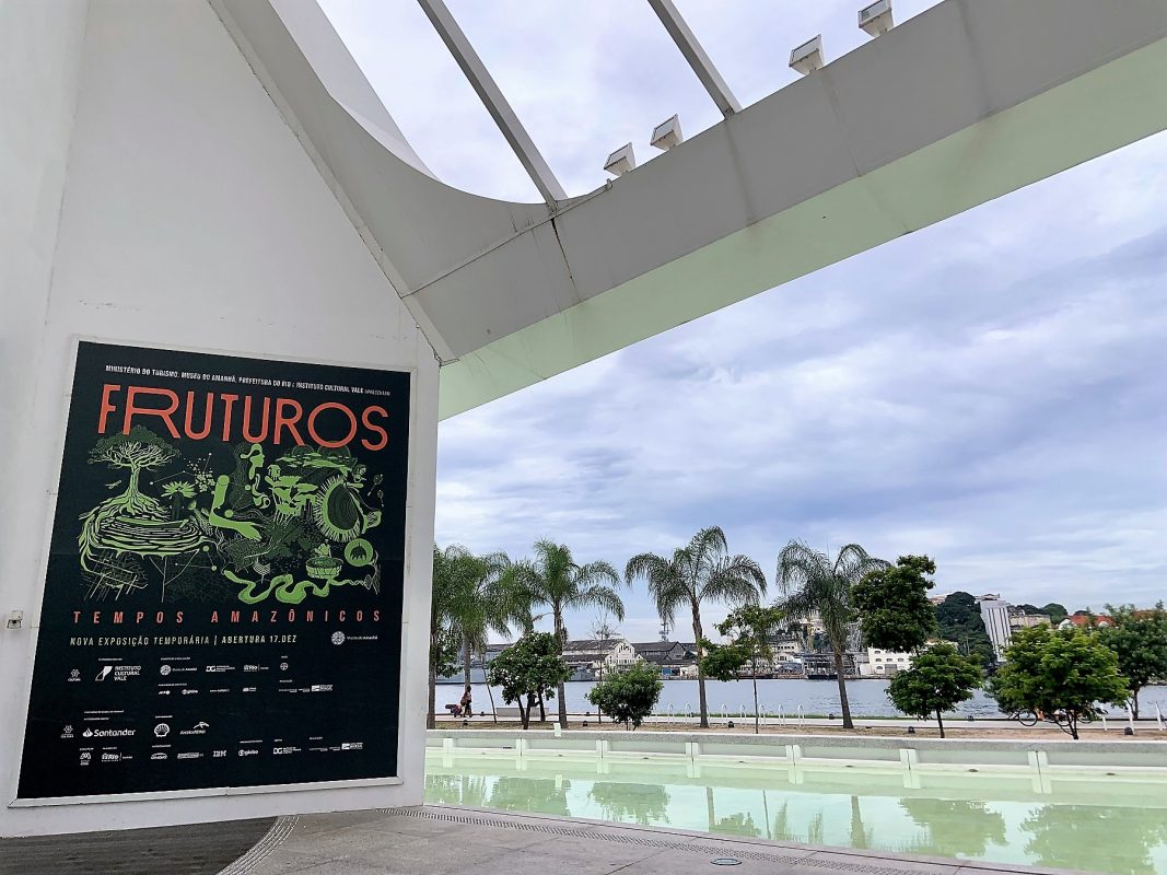 Cartaz da exposição "Fruturos" na entrada do Museu do Amanhã, no Centro do Rio (Foto: Carla Lencastre)