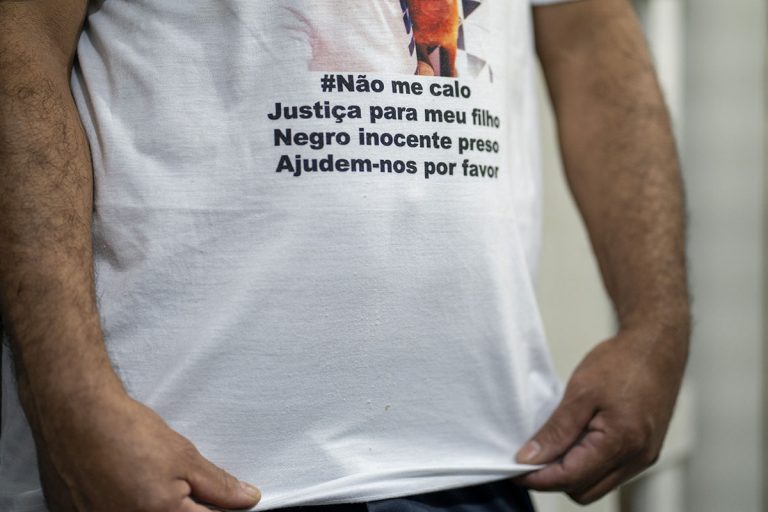 Parente de Lenon Seixas pede justiça para o jovem, preso de maneira irregular. Foto: André Porto/Ponte Jornalismo