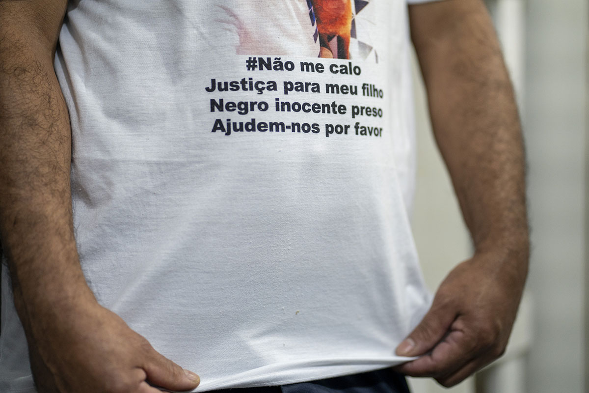 Parente de Lenon Seixas pede justiça para o jovem, preso de maneira irregular. Foto: André Porto/Ponte Jornalismo