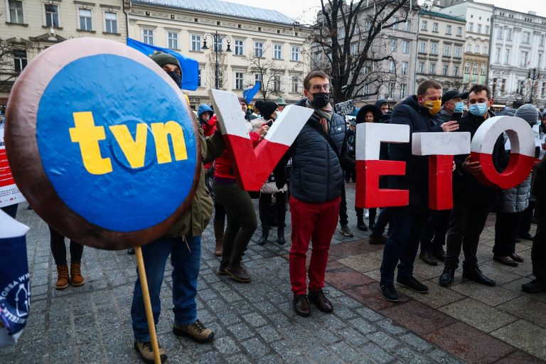 Em Cracóvia, na Polônia, manifestantes protestam contra o cerceamento da liberdade de imprensa por parte do governo. Foto Beata Zawrzel/NurPhoto via AFP