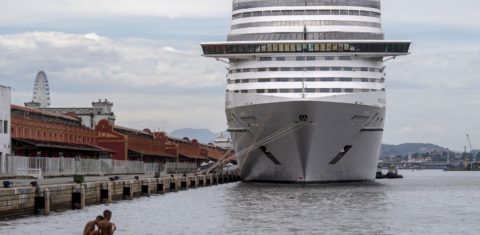 Cruzeiros no Brasil: o MSC Preziosa, com capacidade para mais de 3 mil passageiros, ancorado no Porto do Rio (Mauro Pimentel / AFP / 5-01-2022)