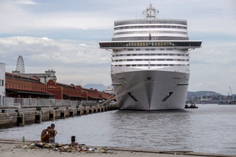 Cruzeiros no Brasil: o MSC Preziosa, com capacidade para mais de 3 mil passageiros, ancorado no Porto do Rio (Mauro Pimentel / AFP / 5-01-2022)